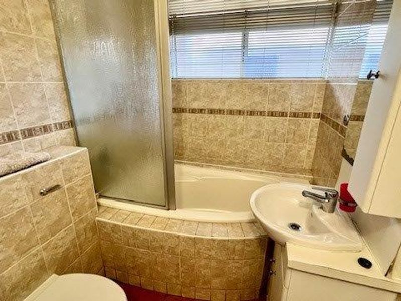 Perfectly Located 2 Bedroom Apartment in Margate  – Coastal Living At Its Best! - Photo 9