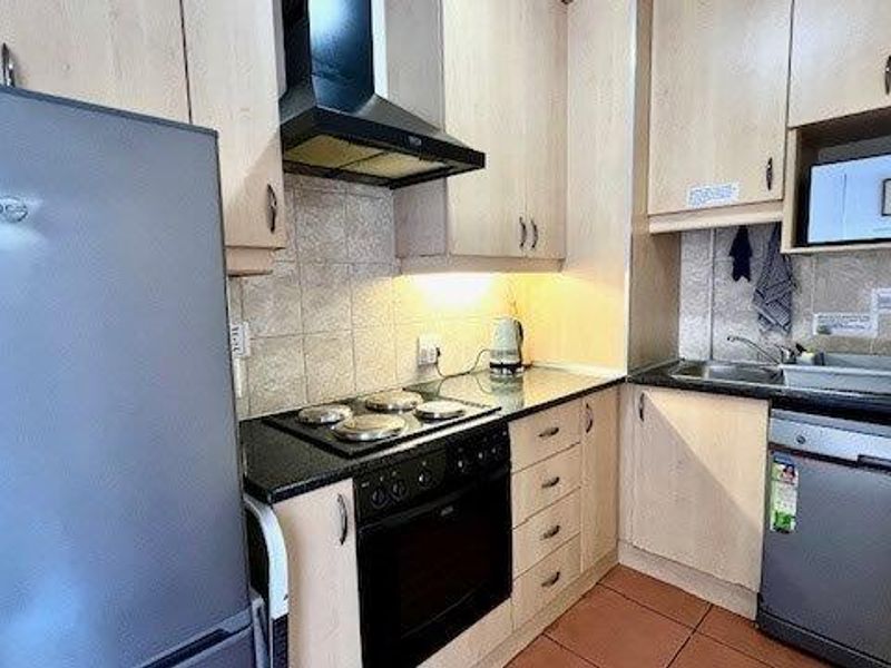 Perfectly Located 2 Bedroom Apartment in Margate  – Coastal Living At Its Best! - Photo 10