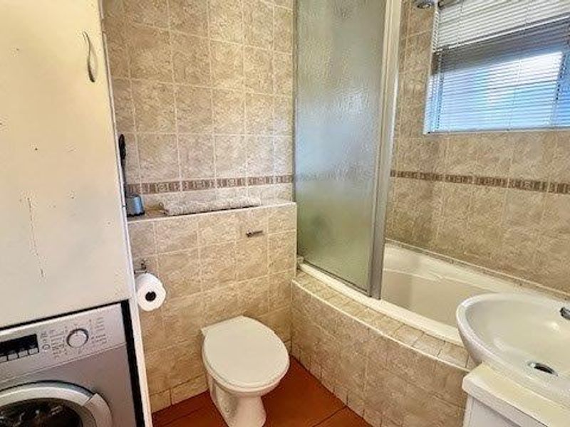 Perfectly Located 2 Bedroom Apartment in Margate  – Coastal Living At Its Best! - Photo 8