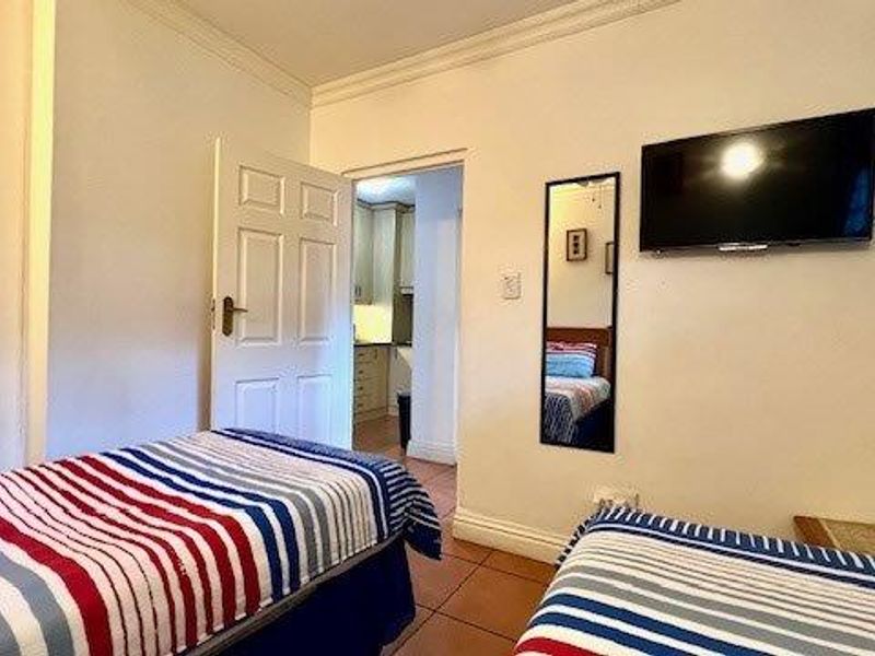 Perfectly Located 2 Bedroom Apartment in Margate  – Coastal Living At Its Best! - Photo 7