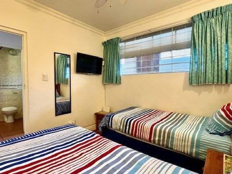 Perfectly Located 2 Bedroom Apartment in Margate  – Coastal Living At Its Best! - Photo 6