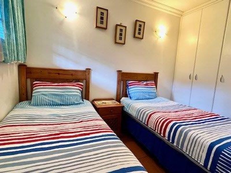 Perfectly Located 2 Bedroom Apartment in Margate  – Coastal Living At Its Best! - Photo 5