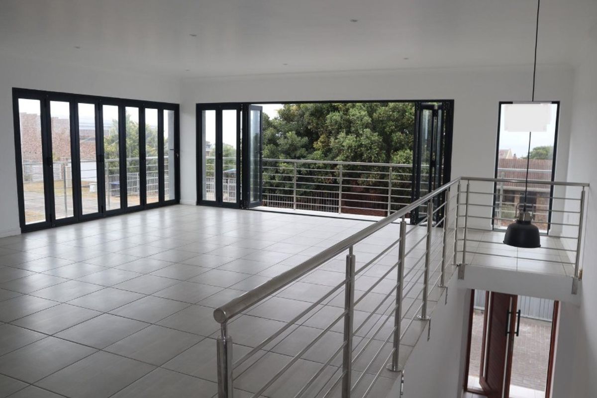 Modern 5-Bedroom Family Home in Wavecrest – Spacious, Stylish & Coastal Living - Photo 5