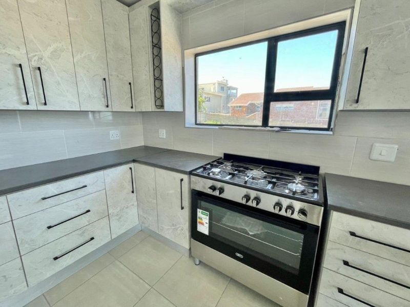 Modern 5-Bedroom Family Home in Wavecrest – Spacious, Stylish & Coastal Living - Photo 2