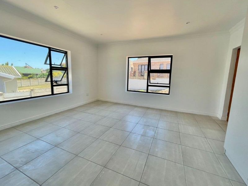 Modern 5-Bedroom Family Home in Wavecrest – Spacious, Stylish & Coastal Living - Photo 8