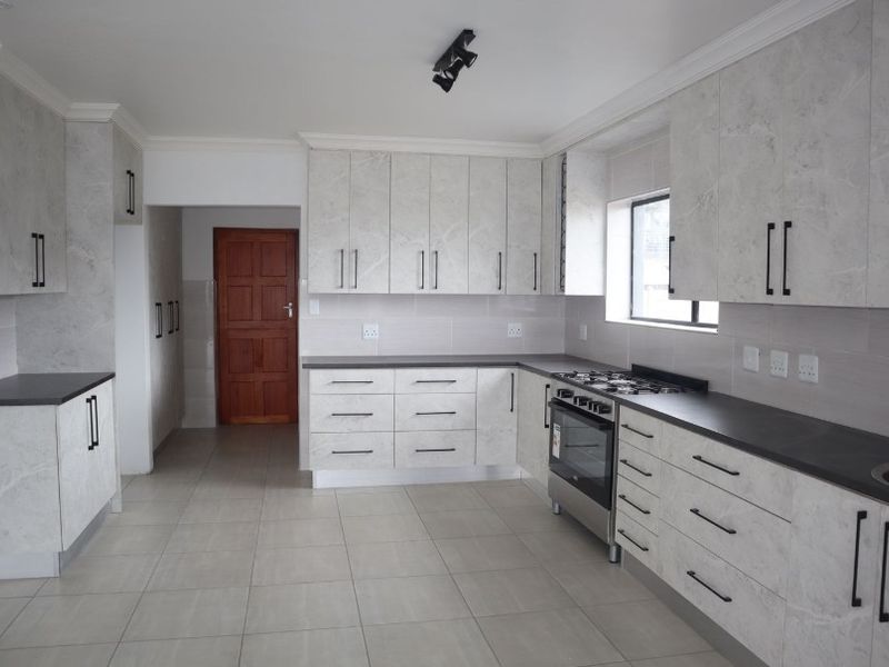 Modern 5-Bedroom Family Home in Wavecrest – Spacious, Stylish & Coastal Living - Photo 9