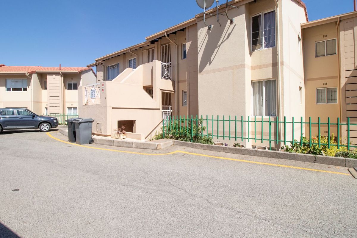 !!!Classy, Spacious, magnificent views of Jo, burg and surrounds, lies this 2 bedroom 2 bathroom apartment. - Photo 5