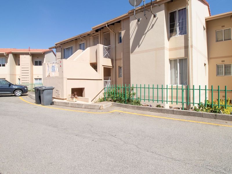 !!!Classy, Spacious, magnificent views of Jo, burg and surrounds, lies this 2 bedroom 2 bathroom apartment. - Photo 5