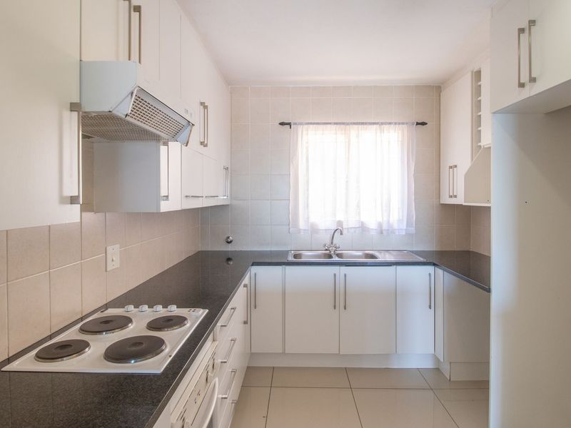 !!!Classy, Spacious, magnificent views of Jo, burg and surrounds, lies this 2 bedroom 2 bathroom apartment. - Photo 2