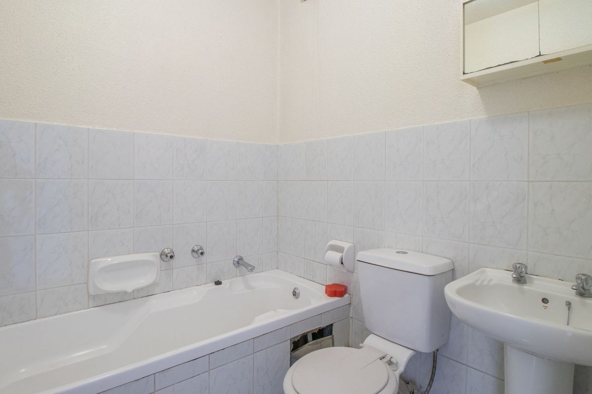 !!!Classy, Spacious, magnificent views of Jo, burg and surrounds, lies this 2 bedroom 2 bathroom apartment. - Photo 4