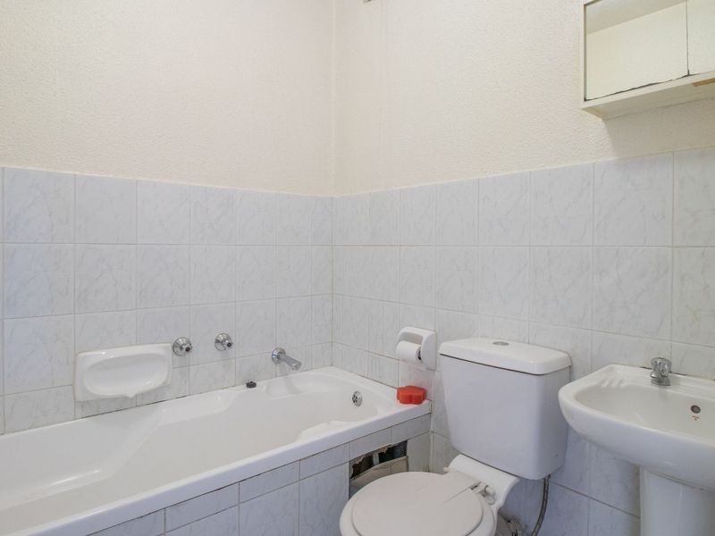 !!!Classy, Spacious, magnificent views of Jo, burg and surrounds, lies this 2 bedroom 2 bathroom apartment. - Photo 4