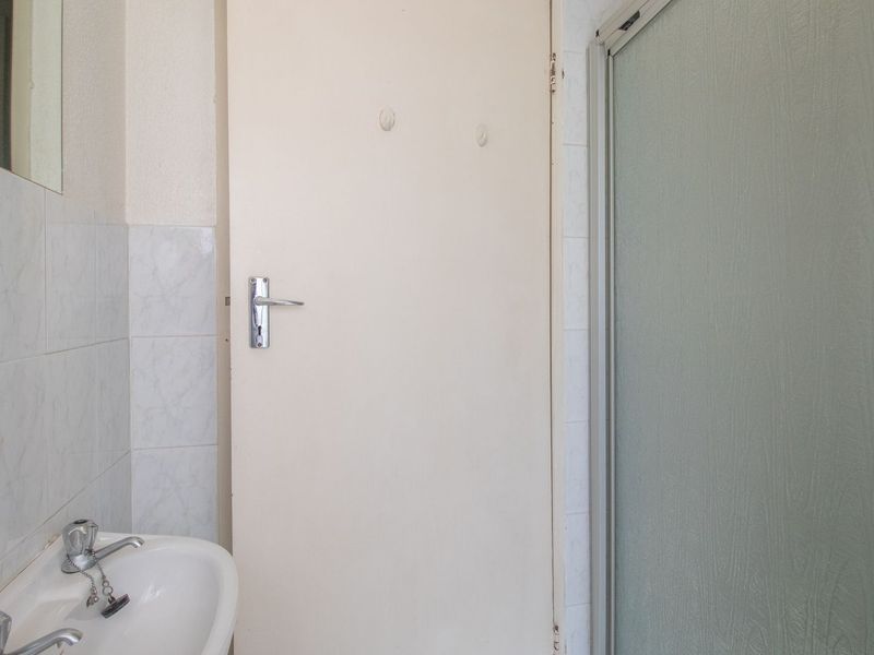 !!!Classy, Spacious, magnificent views of Jo, burg and surrounds, lies this 2 bedroom 2 bathroom apartment. - Photo 10