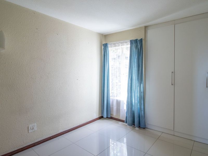 !!!Classy, Spacious, magnificent views of Jo, burg and surrounds, lies this 2 bedroom 2 bathroom apartment. - Photo 3