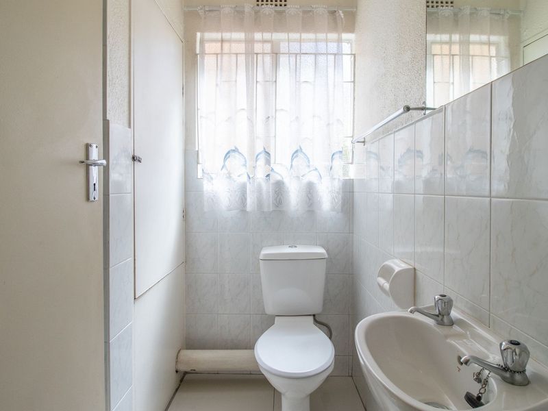 !!!Classy, Spacious, magnificent views of Jo, burg and surrounds, lies this 2 bedroom 2 bathroom apartment. - Photo 9