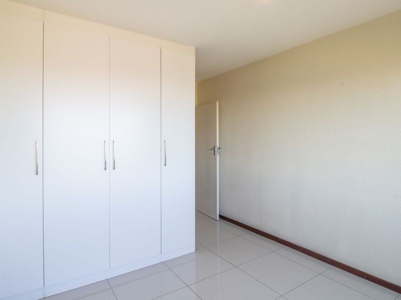 !!!Classy, Spacious, magnificent views of Jo, burg and surrounds, lies this 2 bedroom 2 bathroom apartment. - Photo 7