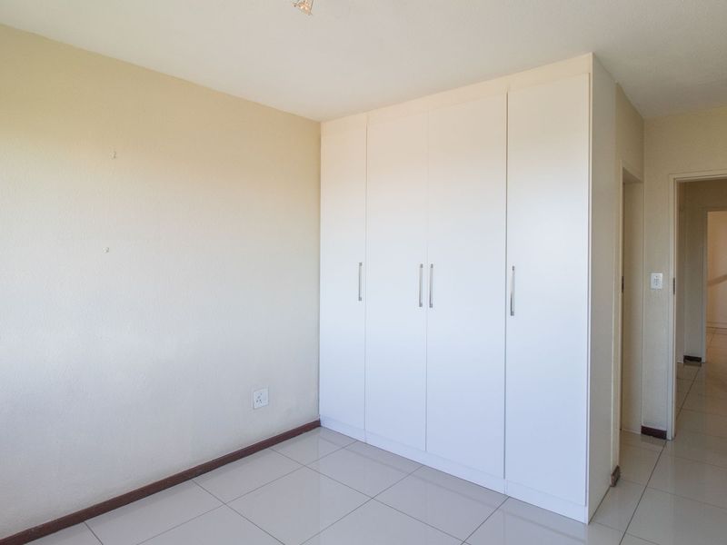 !!!Classy, Spacious, magnificent views of Jo, burg and surrounds, lies this 2 bedroom 2 bathroom apartment. - Photo 8