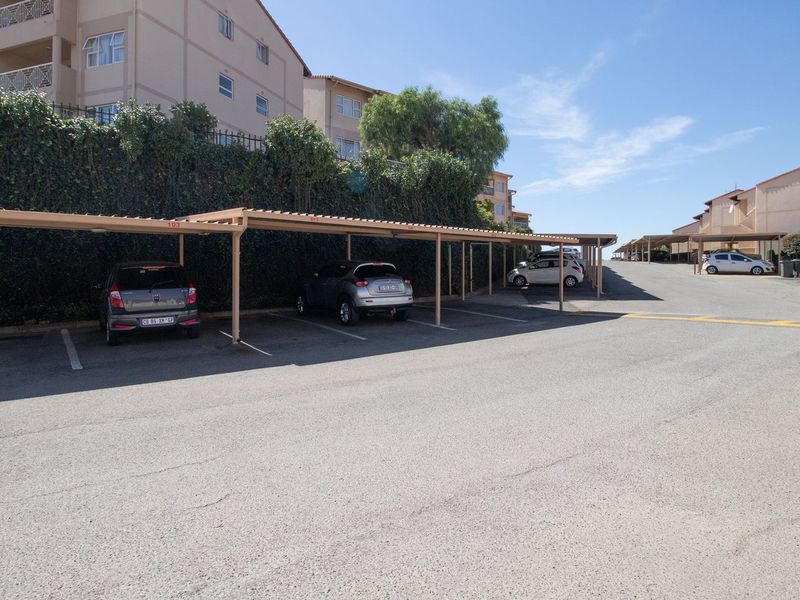 !!!Classy, Spacious, magnificent views of Jo, burg and surrounds, lies this 2 bedroom 2 bathroom apartment. - Photo 6