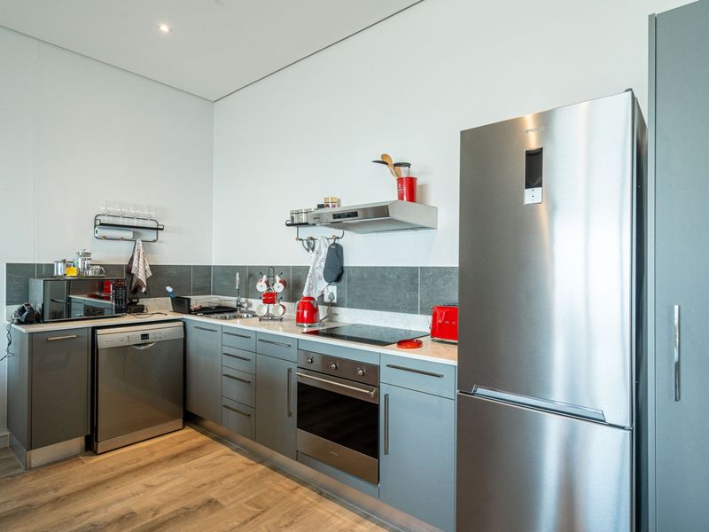 Luxury 2 Bedroom Apartment - Photo 4