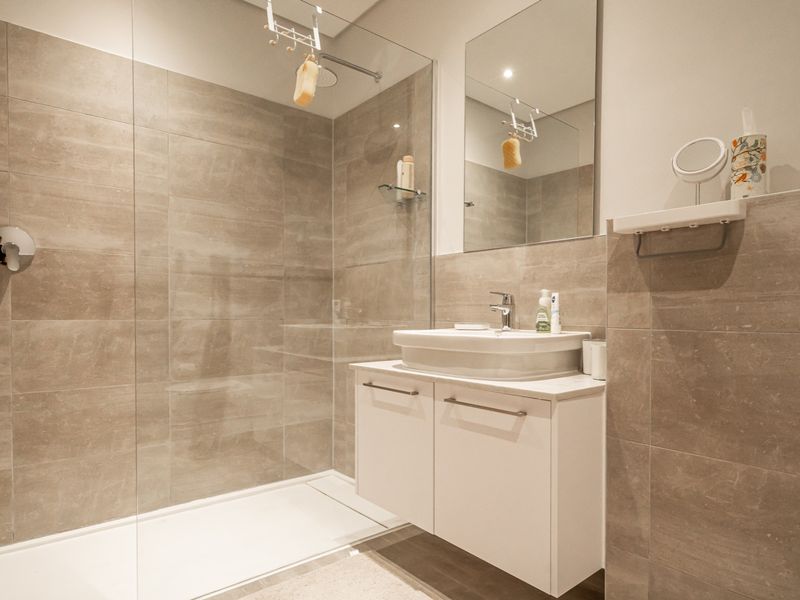 Luxury 2 Bedroom Apartment - Photo 8