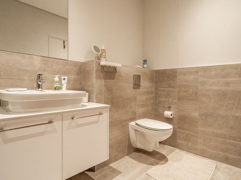 Luxury 2 Bedroom Apartment - Photo 7