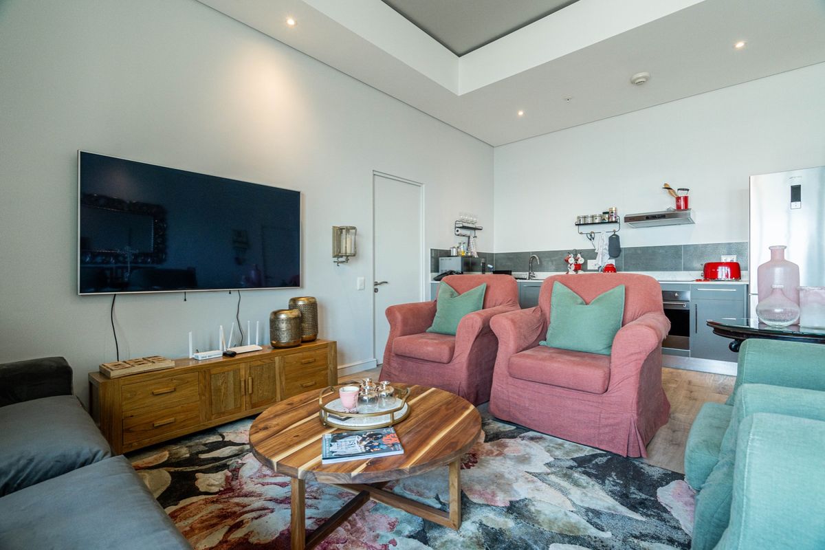 Luxury 2 Bedroom Apartment - Photo 3