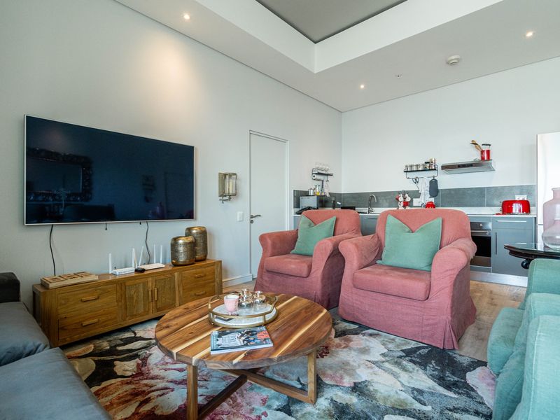 Luxury 2 Bedroom Apartment - Photo 3