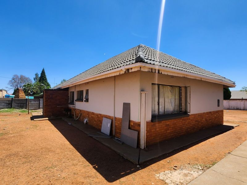 Affordable 3-Bedroom Home with Secure Yard and Garage! - Photo 4