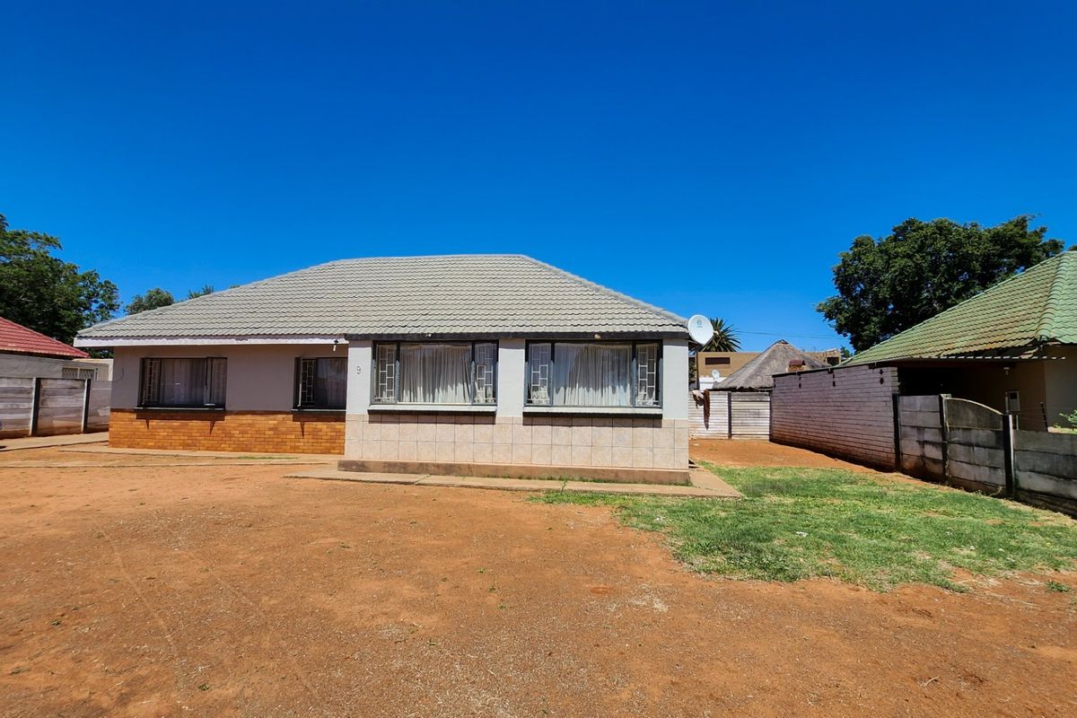 Affordable 3-Bedroom Home with Secure Yard and Garage! - Photo 3