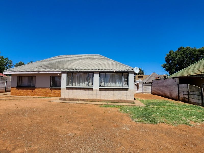 Affordable 3-Bedroom Home with Secure Yard and Garage! - Photo 3