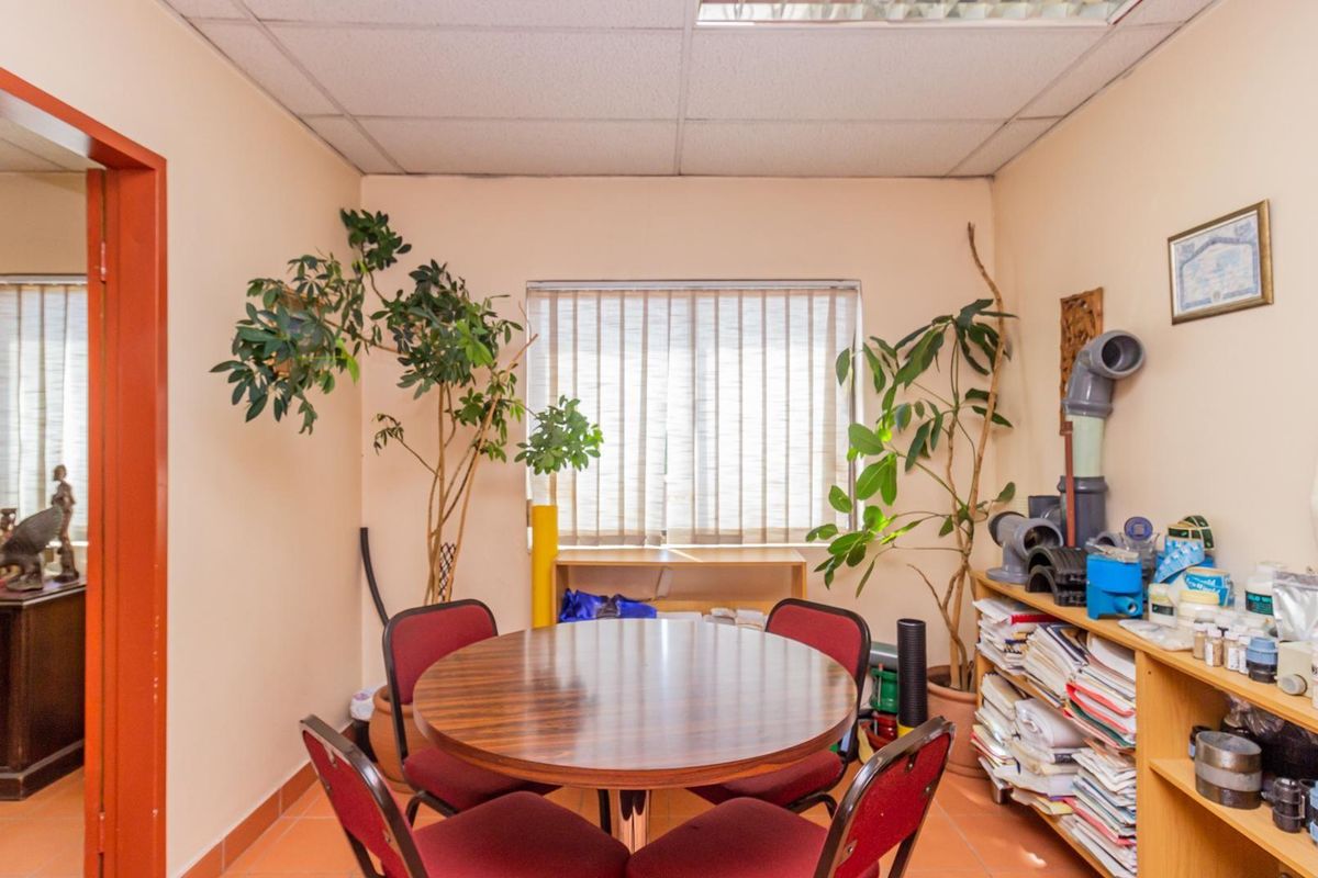 Business and Residential Property, endless possibilities, on a busy street in Kensington,Perfect for student Accommodation.  - Photo 2