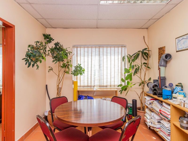 Business and Residential Property, endless possibilities, on a busy street in Kensington,Perfect for student Accommodation.  - Photo 2