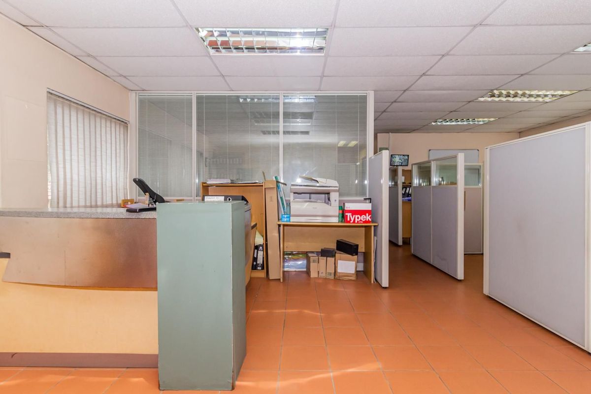 Business and Residential Property, endless possibilities, on a busy street in Kensington,Perfect for student Accommodation.  - Photo 5