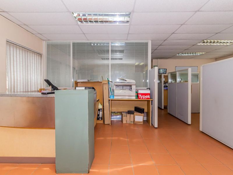 Business and Residential Property, endless possibilities, on a busy street in Kensington,Perfect for student Accommodation.  - Photo 5