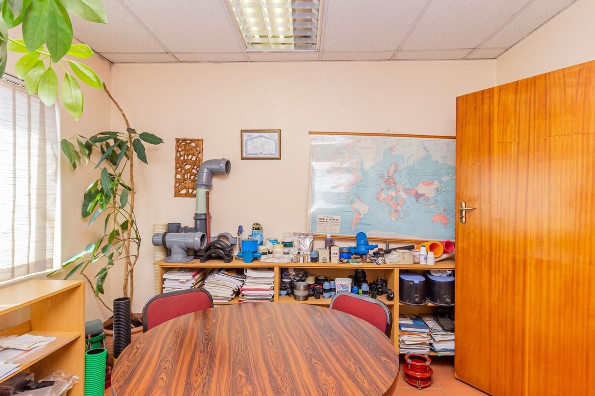 Business and Residential Property, endless possibilities, on a busy street in Kensington,Perfect for student Accommodation.  - Photo 3