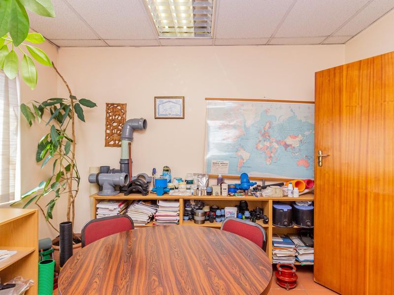 Business and Residential Property, endless possibilities, on a busy street in Kensington,Perfect for student Accommodation.  - Photo 3