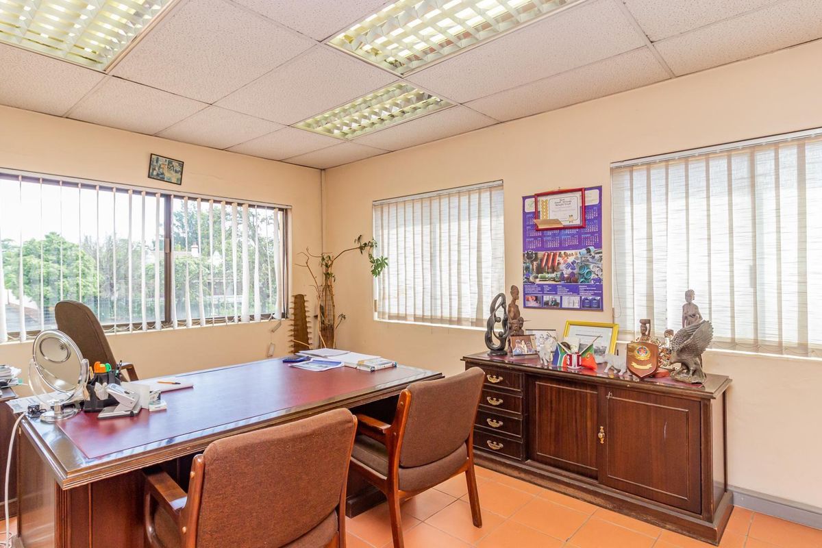 Business and Residential Property, endless possibilities, on a busy street in Kensington,Perfect for student Accommodation.  - Photo 4