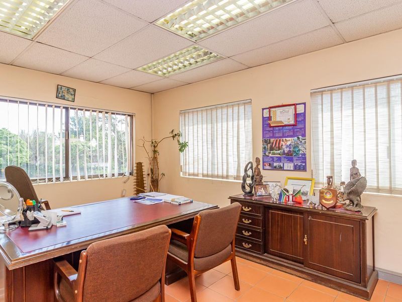 Business and Residential Property, endless possibilities, on a busy street in Kensington,Perfect for student Accommodation.  - Photo 4