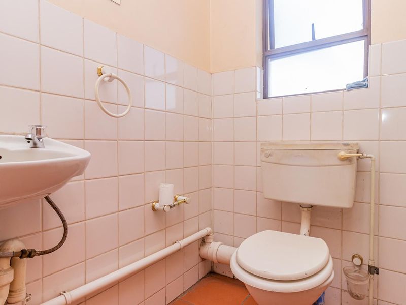 Business and Residential Property, endless possibilities, on a busy street in Kensington,Perfect for student Accommodation.  - Photo 10