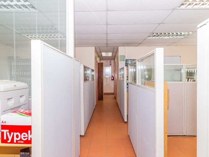 Business and Residential Property, endless possibilities, on a busy street in Kensington,Perfect for student Accommodation.  - Photo 9