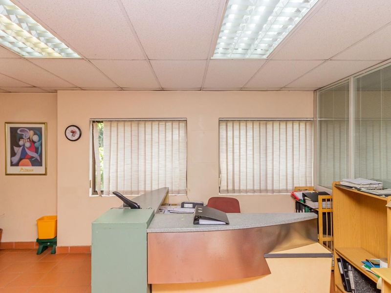 Business and Residential Property, endless possibilities, on a busy street in Kensington,Perfect for student Accommodation.  - Photo 8