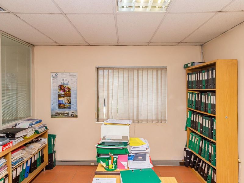 Business and Residential Property, endless possibilities, on a busy street in Kensington,Perfect for student Accommodation.  - Photo 7