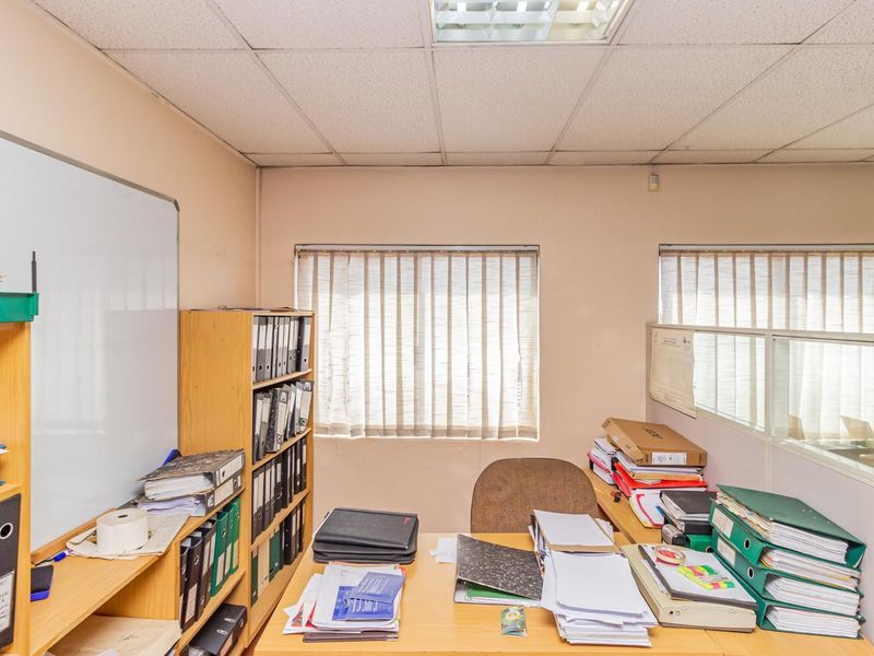 Business and Residential Property, endless possibilities, on a busy street in Kensington,Perfect for student Accommodation.  - Photo 6