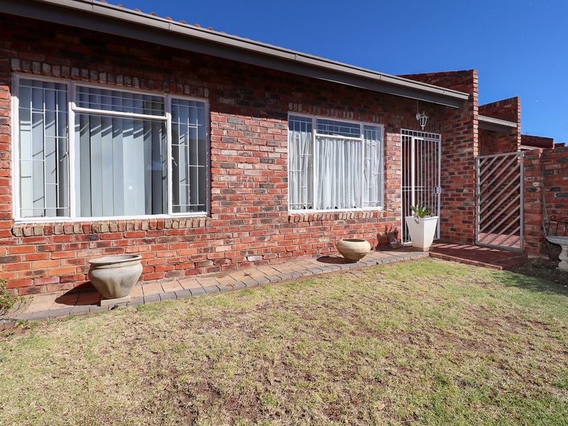 IDEAL FOR PENSIONERS OR A YOUNG COUPLE - Photo 2