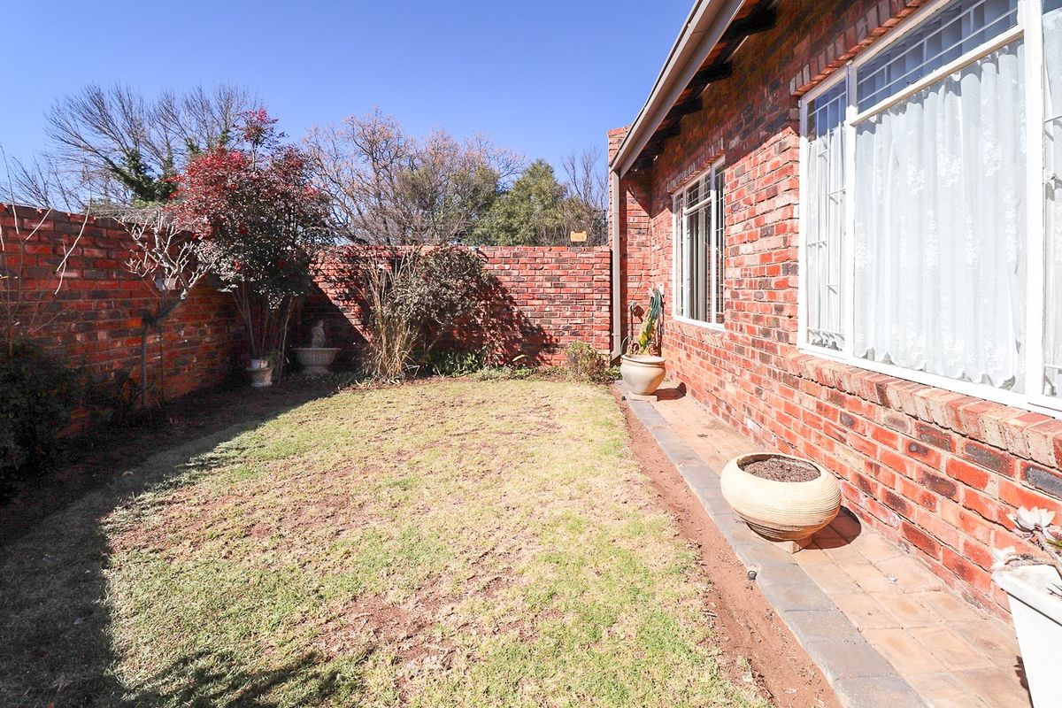 IDEAL FOR PENSIONERS OR A YOUNG COUPLE - Photo 5