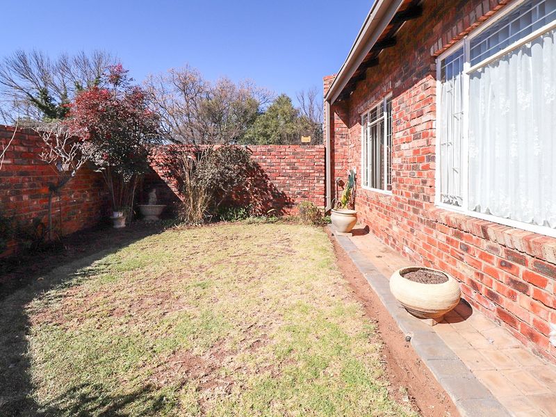 IDEAL FOR PENSIONERS OR A YOUNG COUPLE - Photo 5