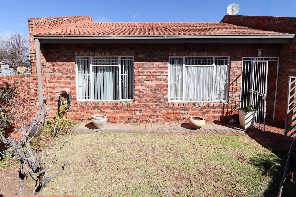 IDEAL FOR PENSIONERS OR A YOUNG COUPLE - Photo 3