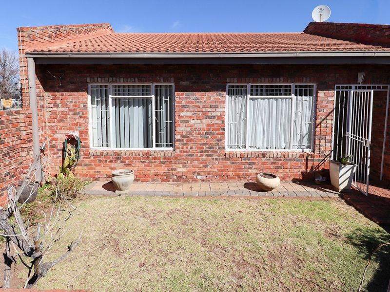 IDEAL FOR PENSIONERS OR A YOUNG COUPLE - Photo 3