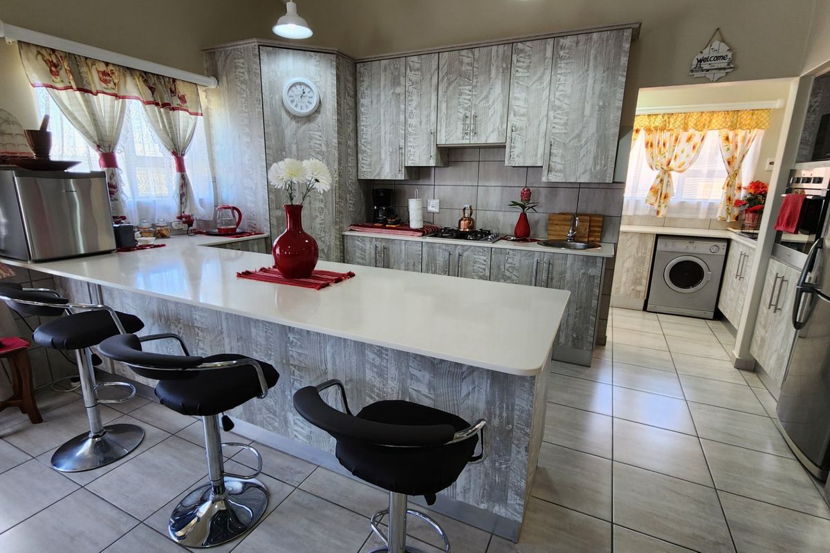 Beautiful Freestanding House... Very Neat and Excellently Maintained !!! - Photo 2