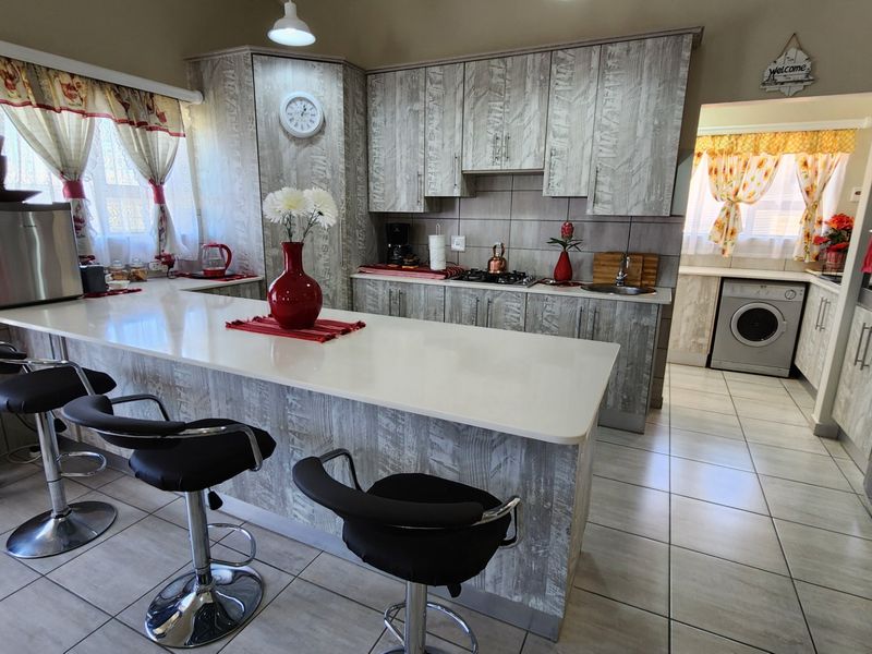 Beautiful Freestanding House... Very Neat and Excellently Maintained !!! - Photo 2