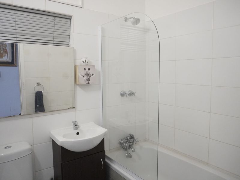 2 bedroom garden unit - Photo 9